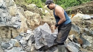 Строительство, шахтёры в ручную раскалывают камни, сильнейшие люди