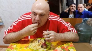Мукбанг. Сельдь под шубой, ножка и макарошки, сок и клюквенный соус. Как мы в театр ходили.