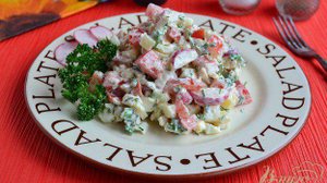 Салат с курицей, редисом и помидорами