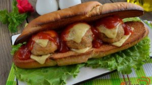 Горячий бутерброд с фрикадельками, сыром и соусом