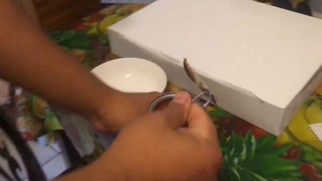 Beef ravioli unboxing (opening a can)