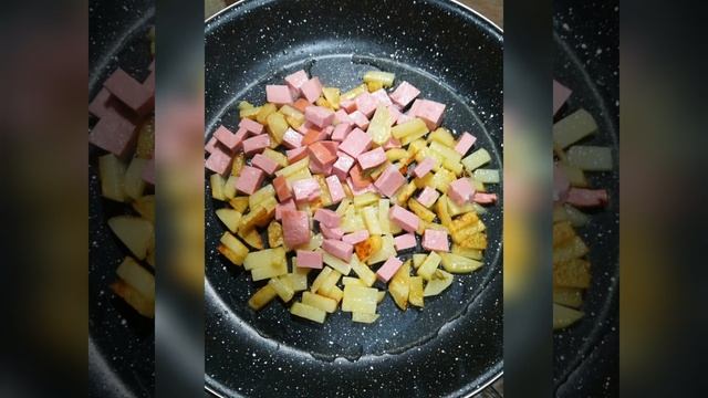 Жареная картошка с колбаской и спаржей смотреть онлайн