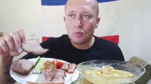 МУКБАНГ/ОБЖОР/ЕДА НА КАМЕРУ. СУП СЫРНЫЙ С КЛЕЦКАМИ, КОЛБАСКА, КОПЧЕНАЯ ГРУДИНКА, БУТЕРБРОД. 🙂🍽👍