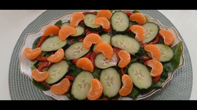 Салат с мандарином, фетой и кедровыми орешками