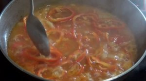 Картошку тушим с помидорами. По настоящему вкусно.