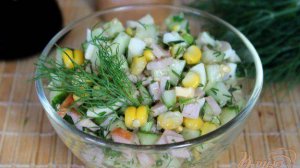 Огуречный салат с кукурузой и ветчиной