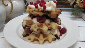 Мини торт из вафель со сливочным кремом и ягодами