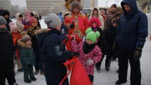 Дед Мороз и Баба Яга веселили благовещенцев в преддверии Рождества