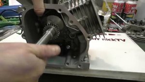 Полная сборка двигателя 5.5 л.с. Установка поршня коленвала головки блока (часть1)