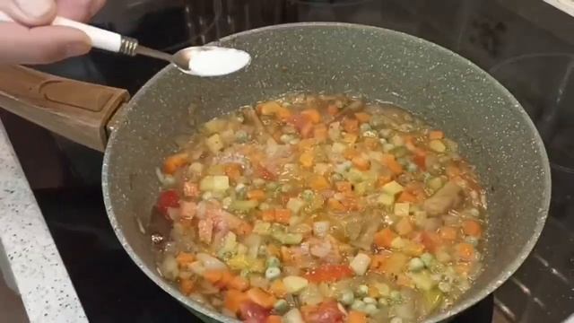 Макароны с колбасками и овощами в сковороде#быстрыйрецепт #макароны