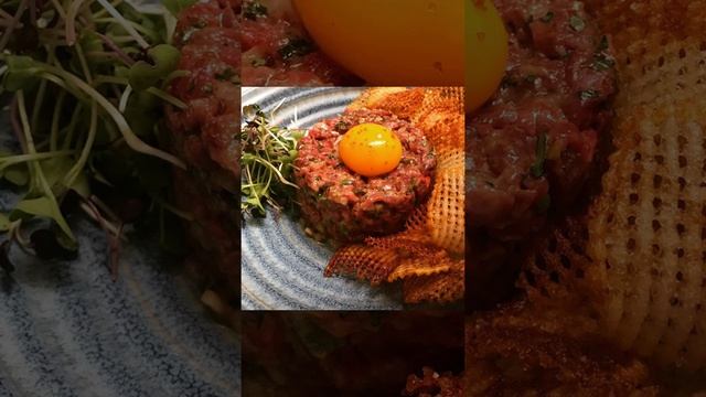 Тартар из говядины с яйцом, домашние чипсы #shorts смотреть онлайн