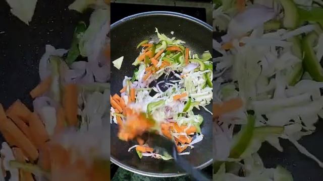 Schezwan maggi noodles || THE COMPLETE MEAL || #thecompletemeal #shorts смотреть онлайн