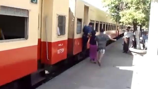 Уникальное видео.Как садятся на поезд в Бирме. смотреть онлайн
