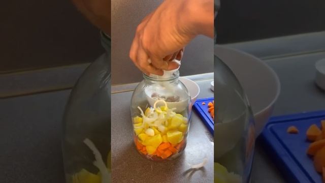Как приготовить тушеный картофель с мясом в банке, тушеный картофель с мясом в банке рецепт #shorts