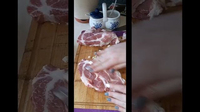 Маринуем мясо (свинина-шея).Самый лёгкий и простой рецепт .Соль ,перец,чеснок,масло подсолнечное . смотреть онлайн
