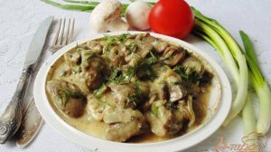 Куриная печень с грибами в сливках