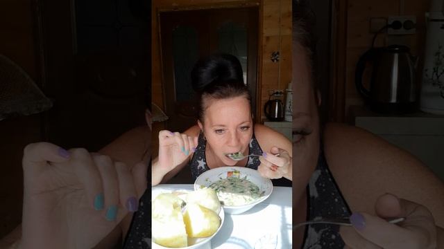 МУКБАНГ/ ВКУСНЕЙШАЯ ОКРОШКА / ОБЖОР НА ДАЧЕ смотреть онлайн