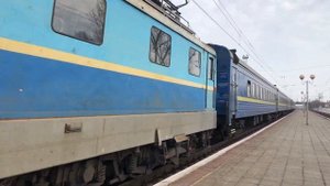 Электровоз ЧС2-017 с пассажирским летит на большой скорости.