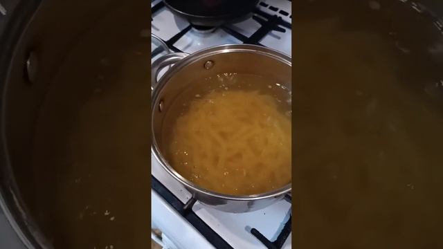 Паста в сливочном соусе с курице и грибами. смотреть онлайн