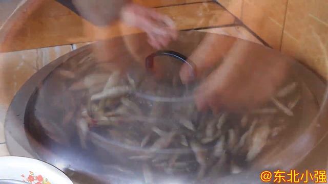 北京朋友邮来的糕点好吃又好看。大嫂做酱炖小鱼酱真是下饭冤家啊 смотреть онлайн