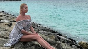 Волочкова выложила фото в прозрачной блузке и микрошортах на Мальдивах