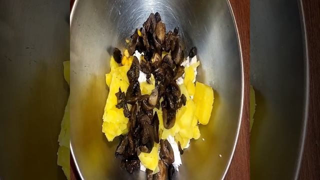 Салат с курицей и грибами смотреть онлайн