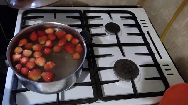 Компот из клубнички. Прохладный освежающий напиток.