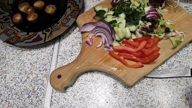 Вечер дома!! Готовлю грудки в панировке и салат)) смотреть онлайн