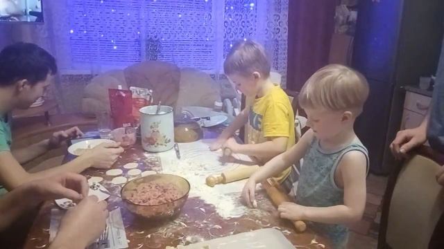 Сибирские пельмени делаются только так. Стряпаем всей семьей. Попробуйте и вы. смотреть онлайн