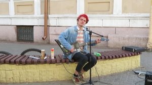 Уличный музыкант Роман исполняет песню гр. Жуки "Батарейка"