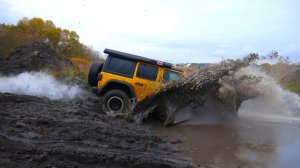 НЕ ПОВТОРЯТЬ! Псих на JEEP RUBICON поспорил с БЕШЕНОЙ НИВОЙ.