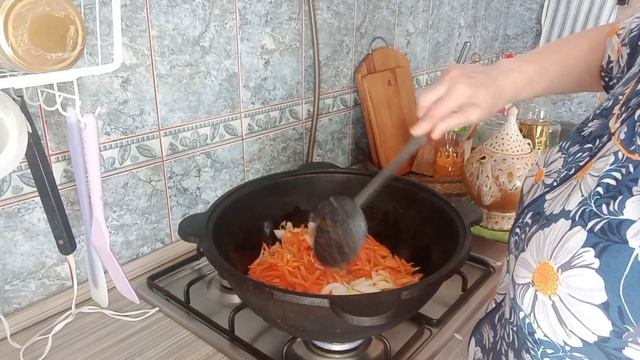 Делаю рыбные консервы с овощами.