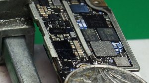 iPhone 7 не включается, не заряжается замена контроллера заряда USB U4001 Tristar 1610A3B