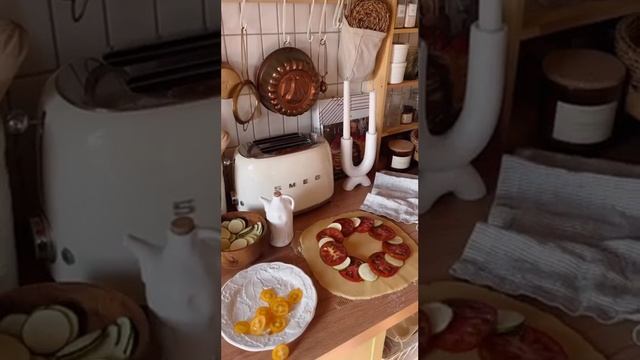 Домашняя выпечка -пицца с моцареллой.Когда до зарплаты далеко)"По сусекам наскребли, пиццу испекли"