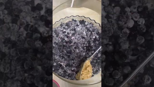 Blueberries pie 🥧🤤|| Easy Crispy Pie with Vanilla Sauce #blueberry #dessert #shorts #ytshorts смотреть онлайн