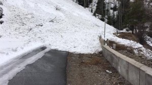 Лавина сошла на трассу в Южносахалинске и заблокировала въезд в село Быков