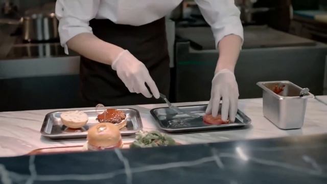 老公不慎被熨斗燙傷依然堅持上班，不料剛好碰見和霸道總裁談生意的老婆，看著他一瘸一拐的樣子老婆心疼壞了EP17-3Chinese Drama смотреть онлайн