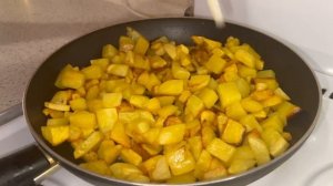 Хрустящая жареная картошка с луком.