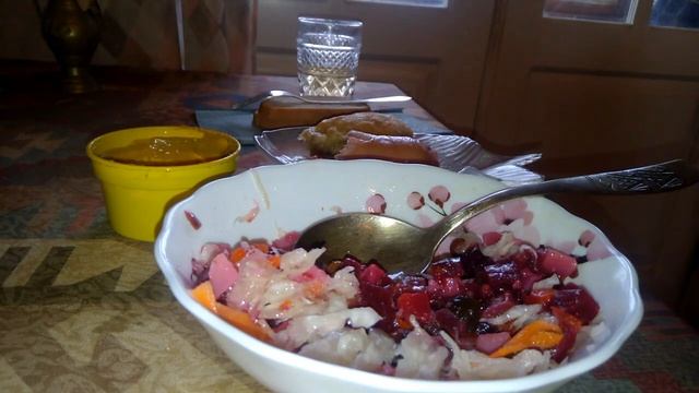 ОБЕД. ВИНЕГРЕТ, САРДЕЛЬКА И ПИРОЖОК | DINNER. VINAIGRETTE, SAUSAGE AND PIE смотреть онлайн