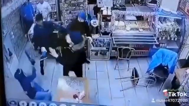 Эпичная битва в Питерской шаверме из за сумочки смотреть онлайн