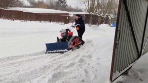 Расчистка снега отвалом на мотоблоке с гусеницами Крутец