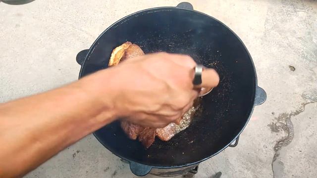 Мясо в казане с картошкой. смотреть онлайн