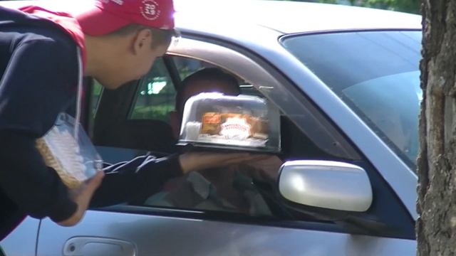 ЕМ ТОРТЫ В МАГАЗИНАХ | ДАРЮ ЛЮДЯМ СЛАДКОЕ СЧАСТЬЯ | DOMIN PRANK смотреть онлайн