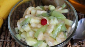 Фруктовый салат с бананом, киви и яблоком