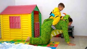 8 Ребенок готовит цветную лапшу для мамы и она с удовольствие кушает