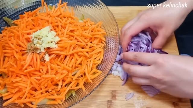 Беру Солёные огурцы и готовлю Гениальный салат! Вкусный рецепт из простых продуктов!