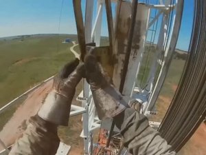 Экстремальная работа верхового на вышке буровой👍