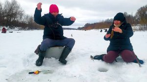 ВЕСЕЛАЯ РЫБАЛКА С ЖЕНОЙ НА РЕКЕ. РЫБАЛКА ЗИМНЯЯ. ЗИМНЯЯ РЫБАЛКА. РЫБАЛКА.