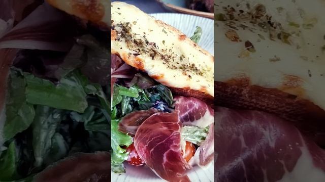 Салат Bistro: прошутто, куриная грудка на гриле, салатный микс, черри, соус фета, французский багет смотреть онлайн