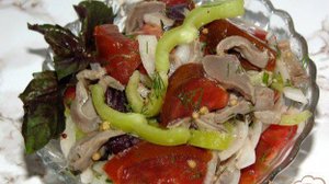 Овощной салат с куриными желудочками